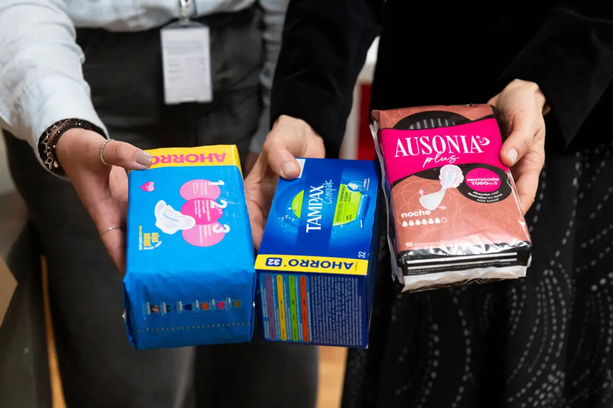 Escola Básica Dr. Costa Matos, em Gaia, recebeu 94 caixas de produtos de higiene menstrual