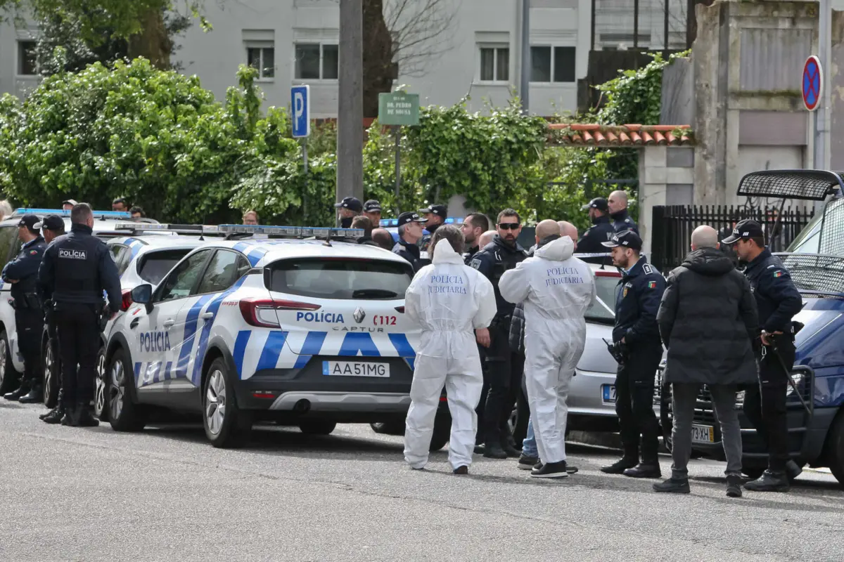 Crime à hora de almoço atraiu polícias e populares à Rua Dr. Aires Gouveia Osório, em Ramalde. Amigos e familiares prometeram vingar-se.