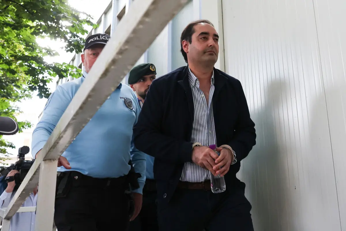 Apesar de estar em prisão domiciliária, Fernando Valente tem surgido em tribunal algemado