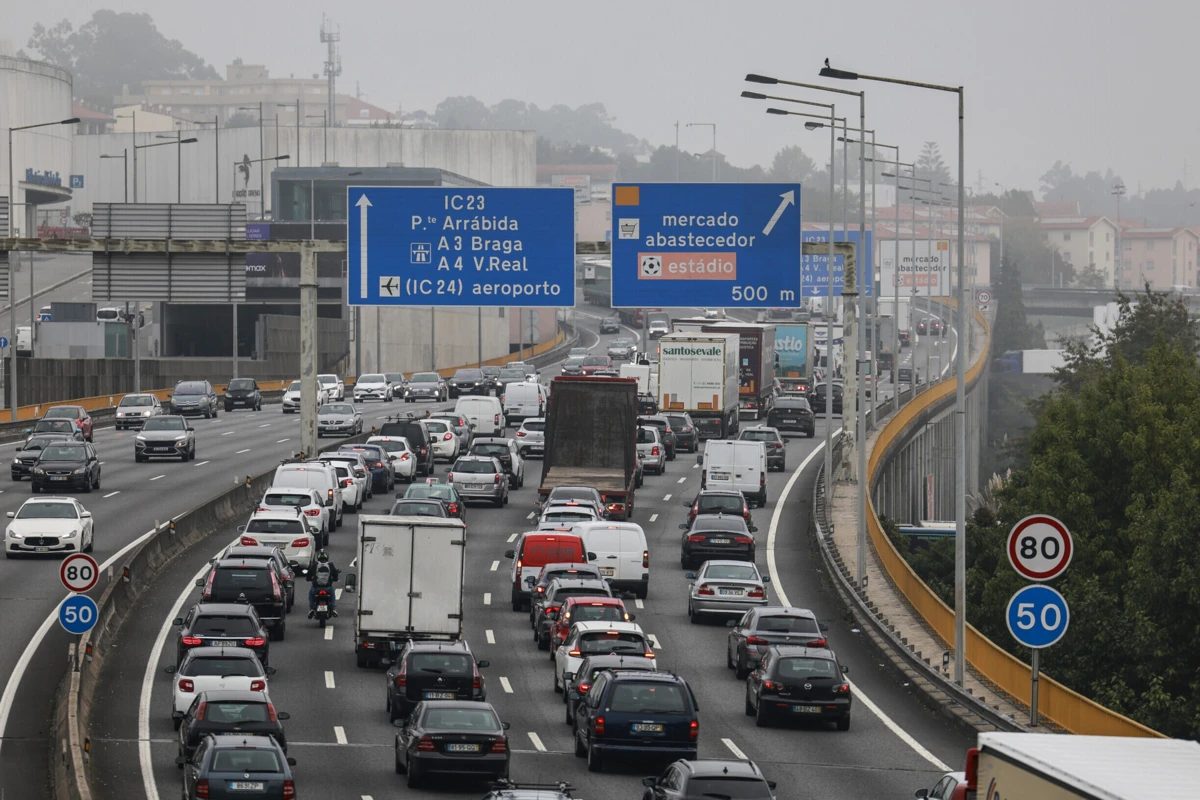 Imagem de contexto do artigo Governo propõe seis pórticos à entrada da VCI no Porto para inibir pesados