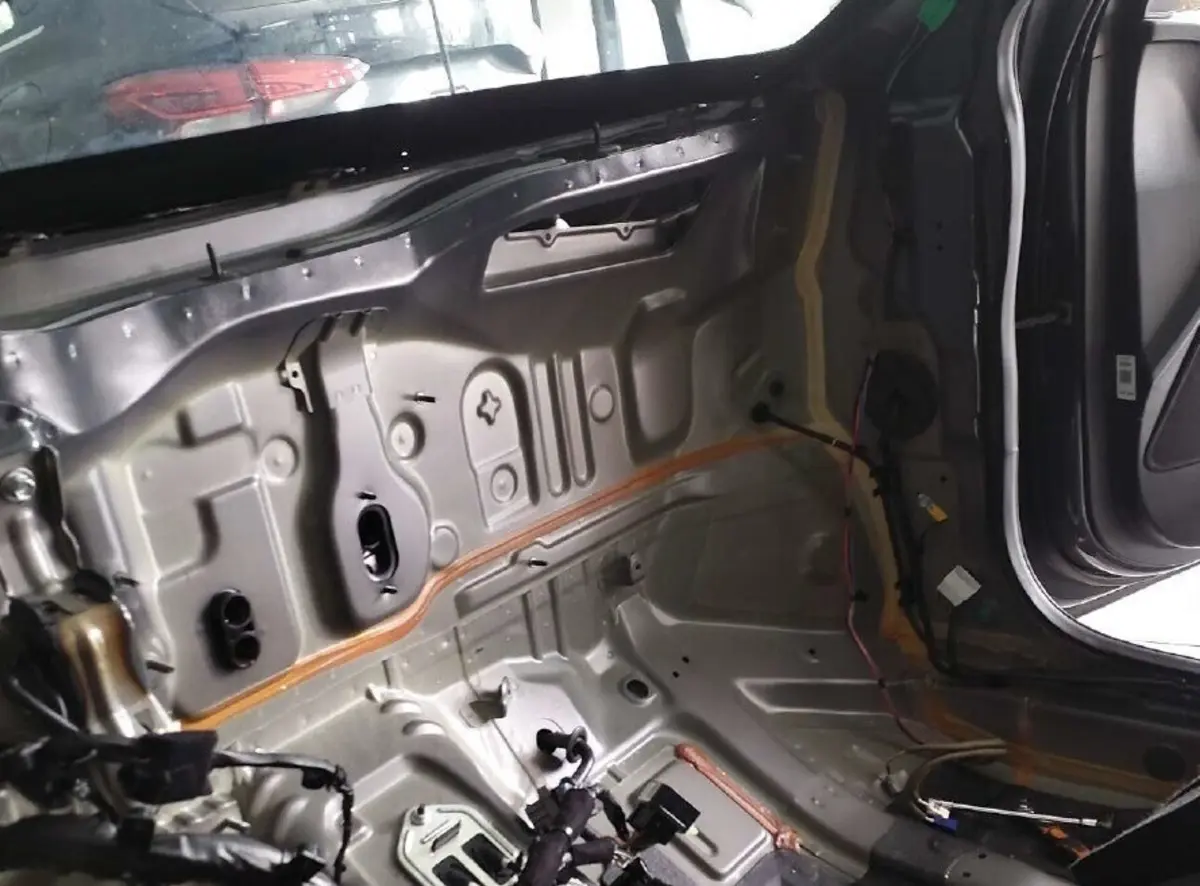 A oficina desmontou o tablier e retirou os bancos da frente para detetar origem de ruído