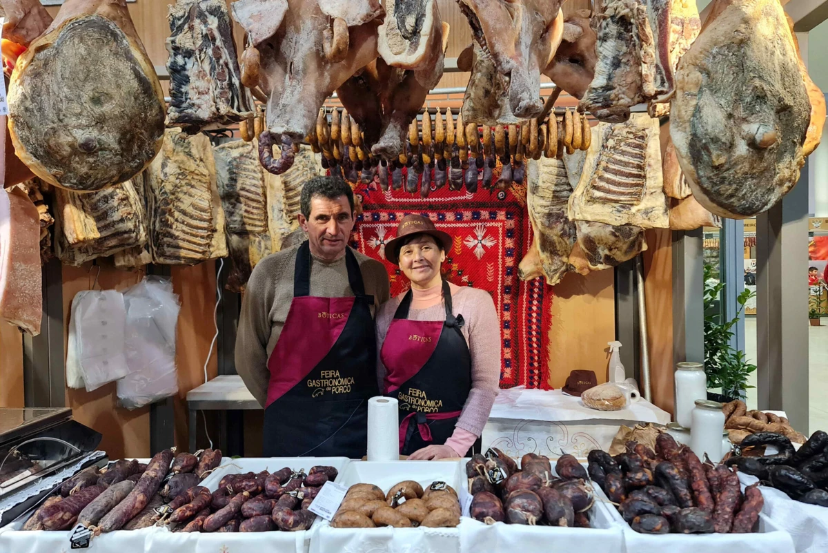 Rosa Pinto Rodrigo e o marido num dos standes na Feira Gastronómica do Porco, em Boticas