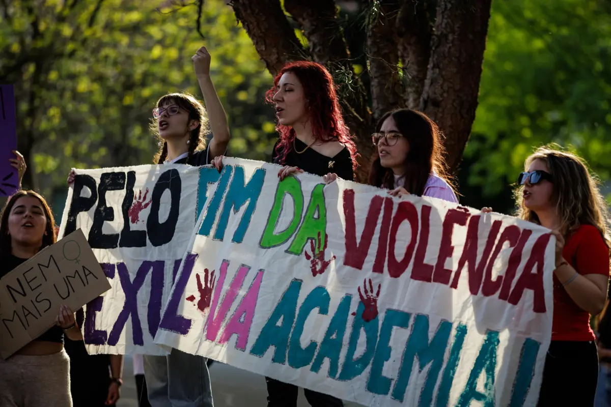 Protesto reuniu dezenas de estudantes