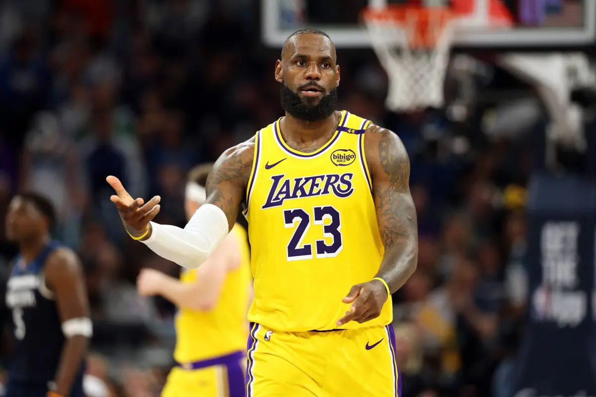 Lebron James segue a jogar no topo