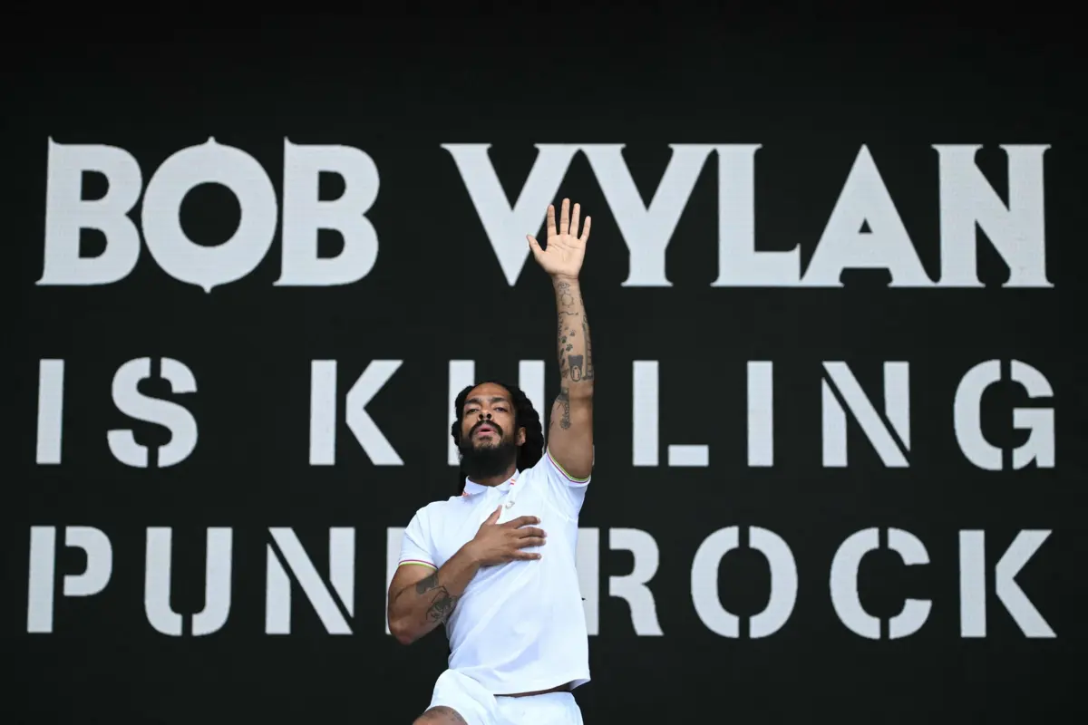 Em junho, o vocalista Bobby Vylan pôs o público a entoar cânticos de "morte às IDF Bobby Vylan pôs o público a entoar cânticos de "morte às IDF" - sigla inglesa para Forças de Defesa de Israel - e de "liberdade para a Palestina"