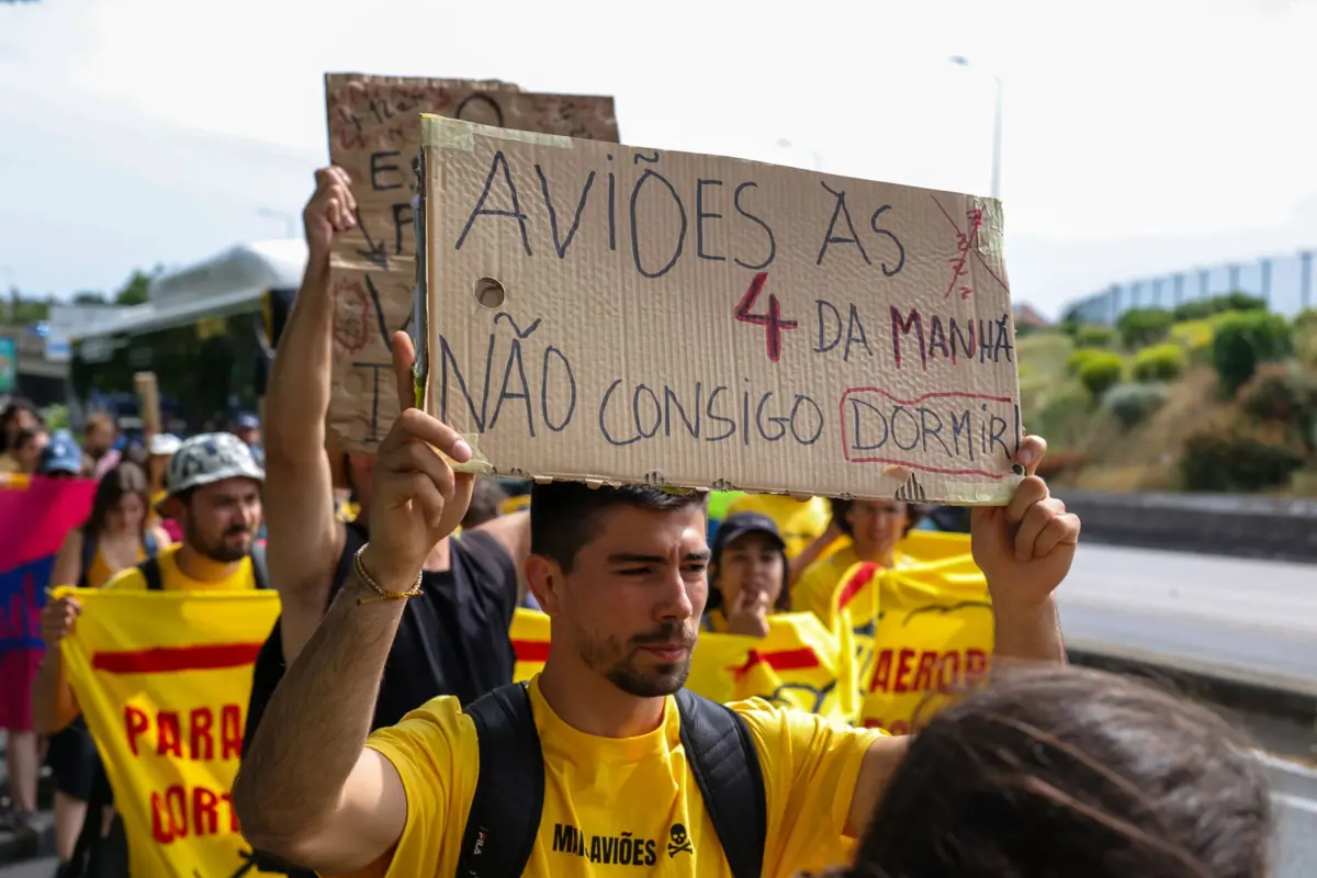 Imagem de contexto do artigo Quatro ativistas climáticos detidos em manifestação junto ao aeroporto de Lisboa