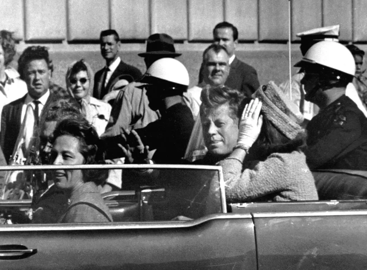 John F. Kennedy pouco antes de ser baleado em 1963