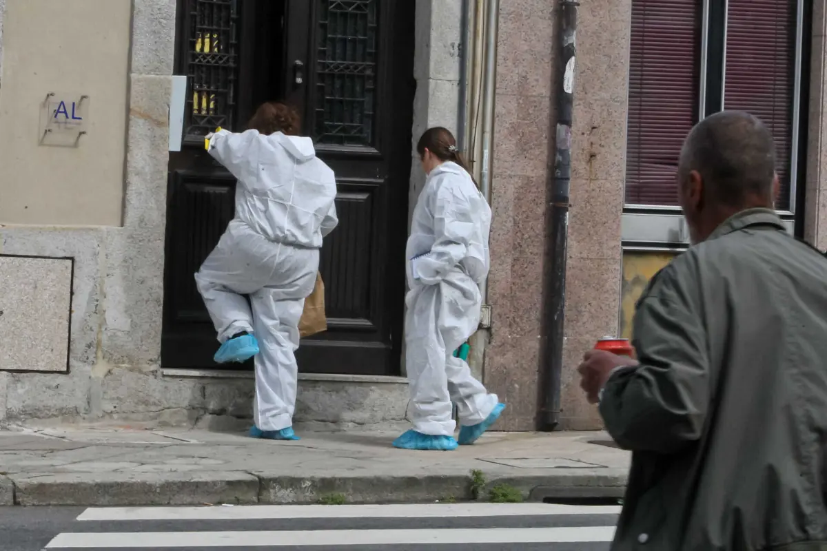 O alojamento local onde ocorreu o crime situa-se na rua do Bonfim