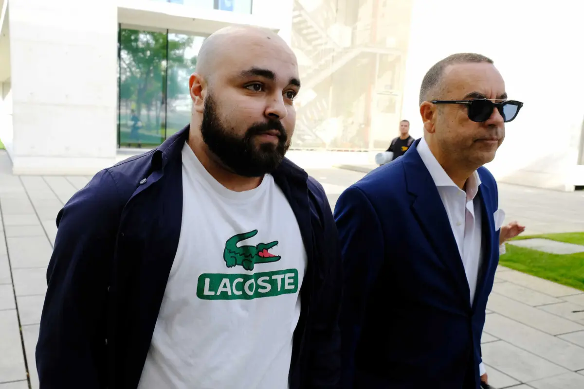 Clóvis Abreu (à esq.) entregou-se em setembro de 2023, acompanhado do advogado, Aníbal Pinto