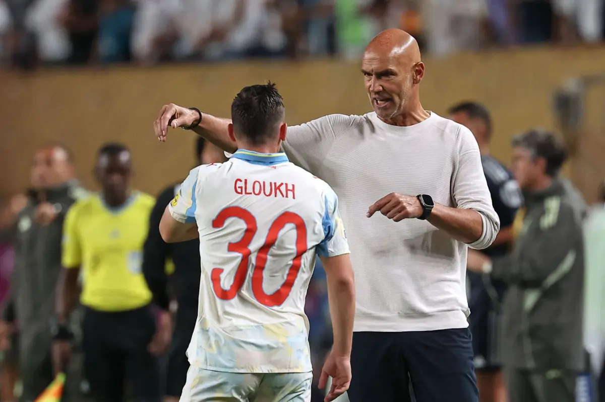 Thomas Letsch, treinador do Salzburgo, dá indicações a um jogador