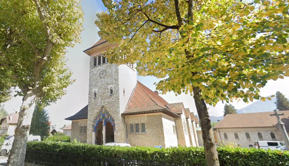 Português ameaçou fiéis e partiu a porta do confessionário da igreja de Saint-Joseph des Fins