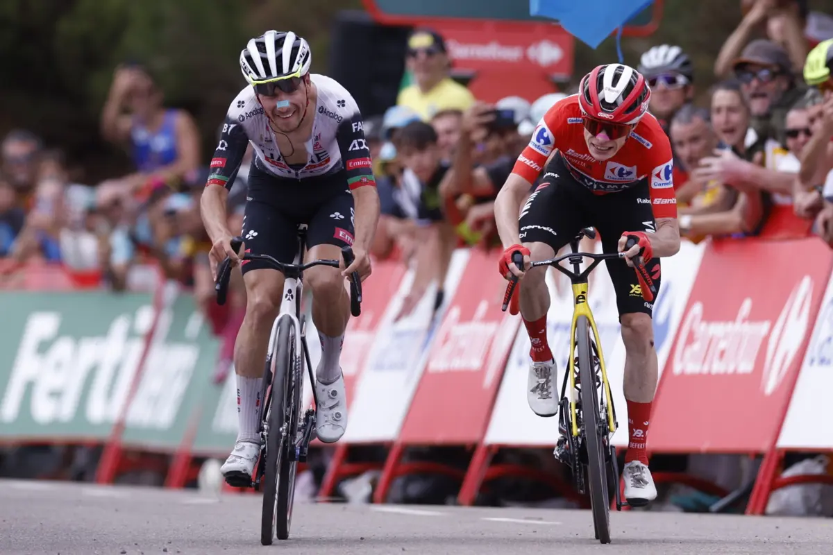 João Almeida (esquerda) e Vingegaard (direita) disputam a geral da Volta a Espanha