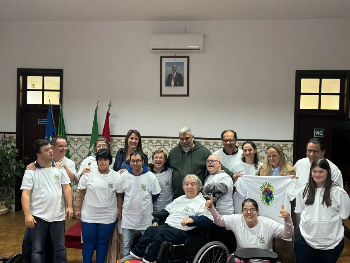 Utentes da APPACDM com a t-shirt solidária