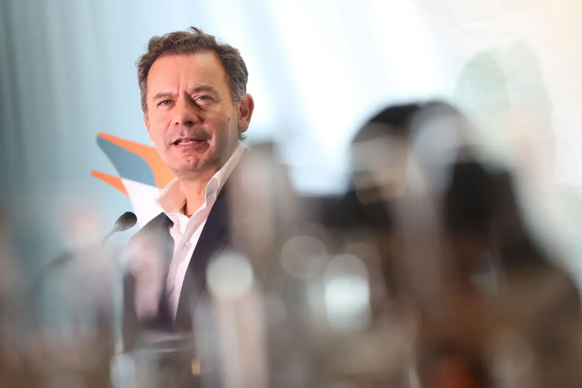 "Aconteceu uma escala, creio que de três aviões, não propriamente de armamento militar", disse Luís Montenegro