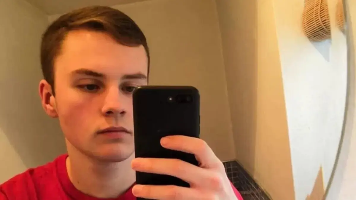 Ex-polícia de 24 anos fez-se passar por um adolescente de 14