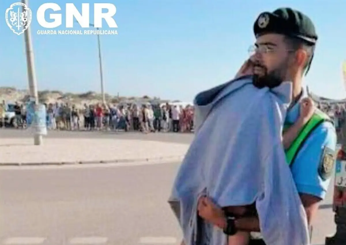 Imagem de contexto do artigo Criança perdida confortada por militar: GNR usa foto para deixar alerta aos pais