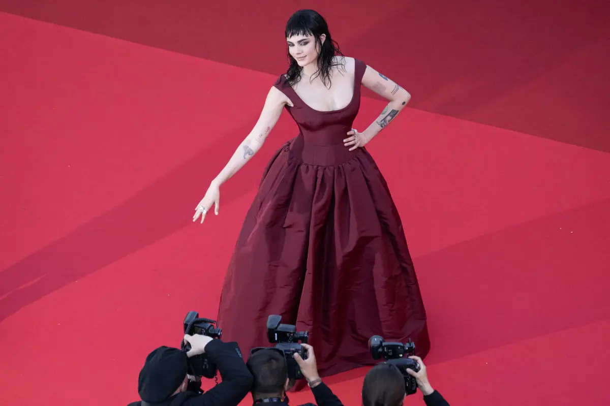 Cara Delevigne posou irreverente na passadeira vermelha de Cannes