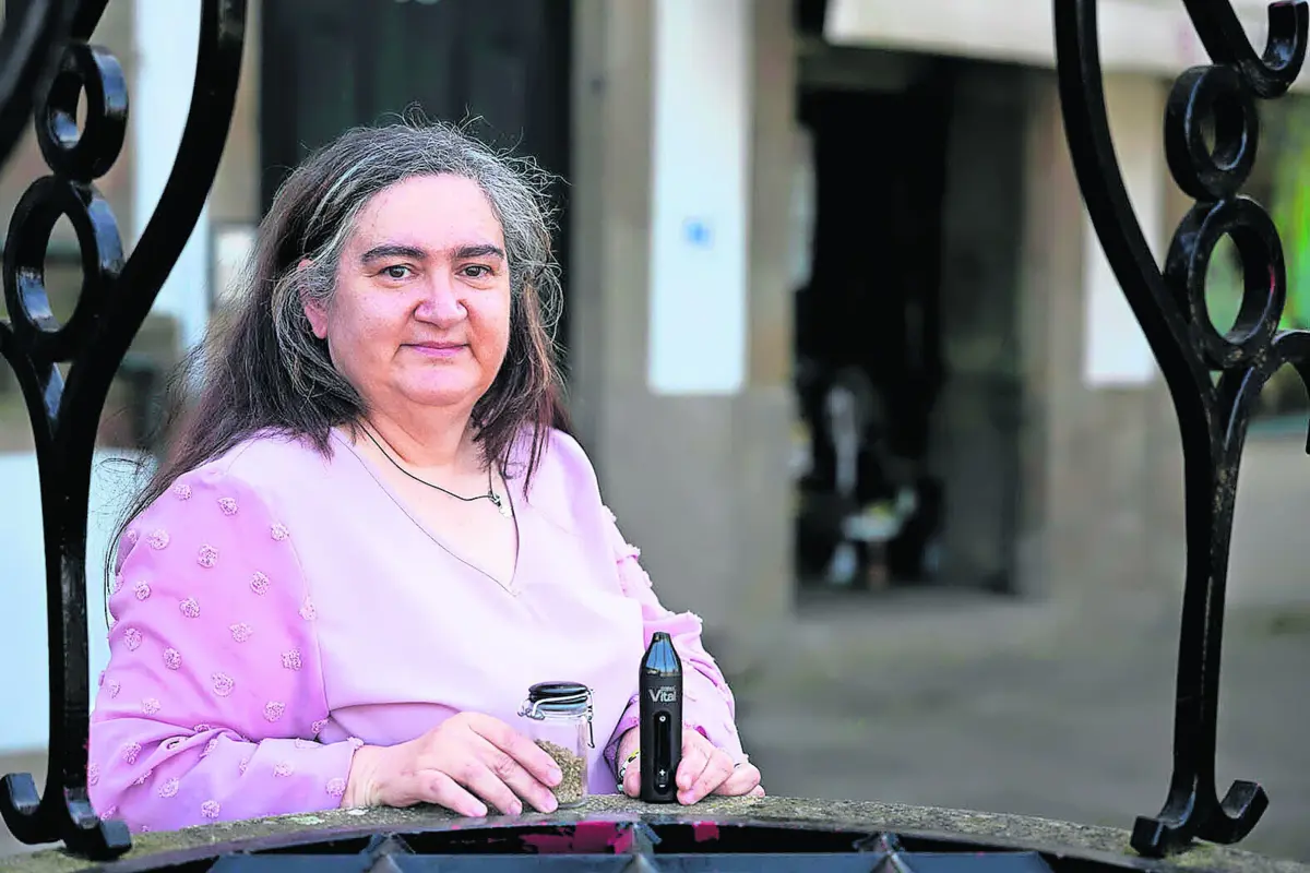 Natália Pereira, de 50 anos, utiliza vaporizador para fazer o tratamento