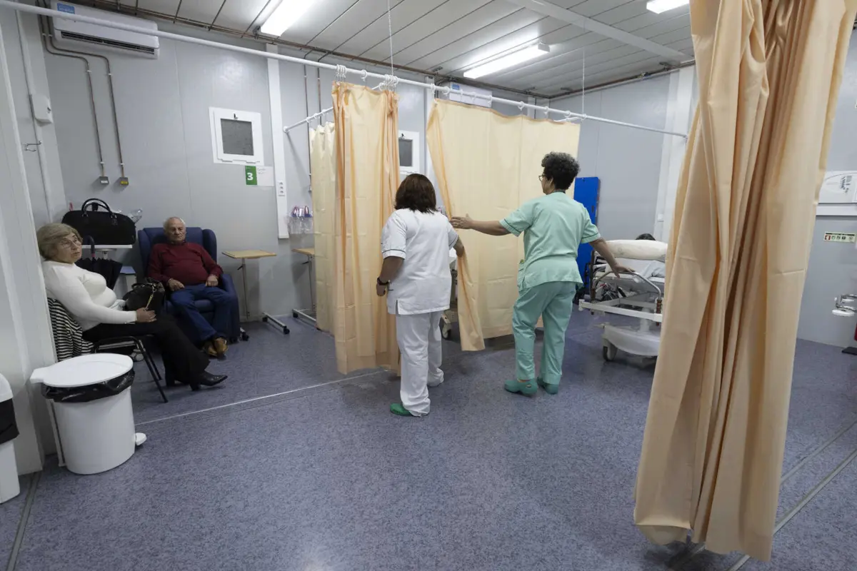 Camilo e outros doentes, acompanhados por enfermeiras, esperam por transporte no novo espaço