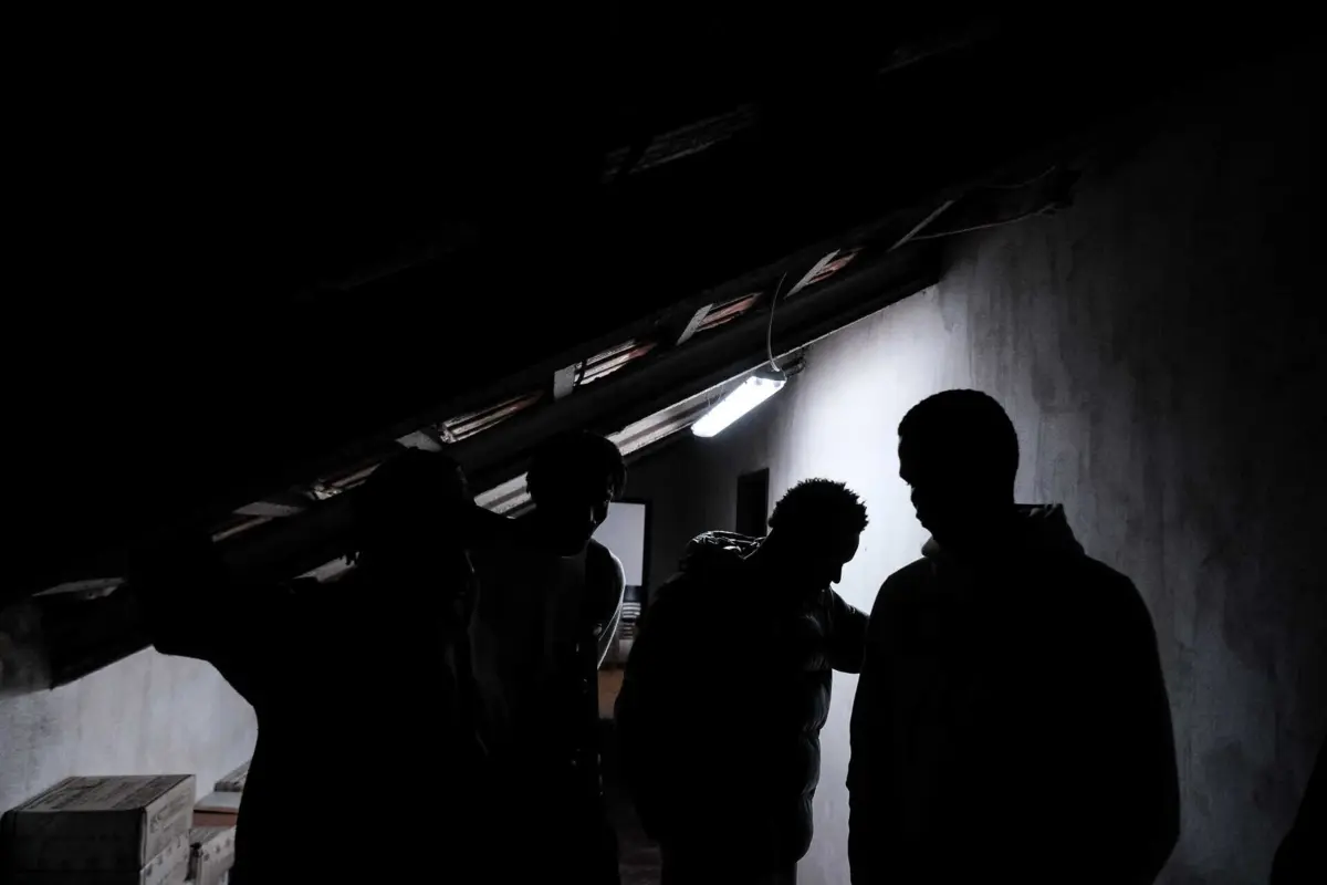 Alunos fazem refeições e guardam os seus pertences em espaço sem condições