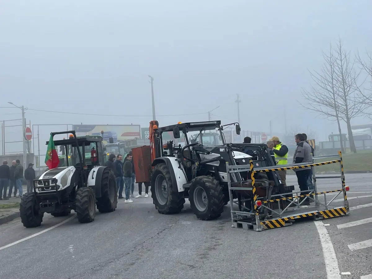Manifestação de agricultores bloqueia trânsito junto à fronteira de Valença