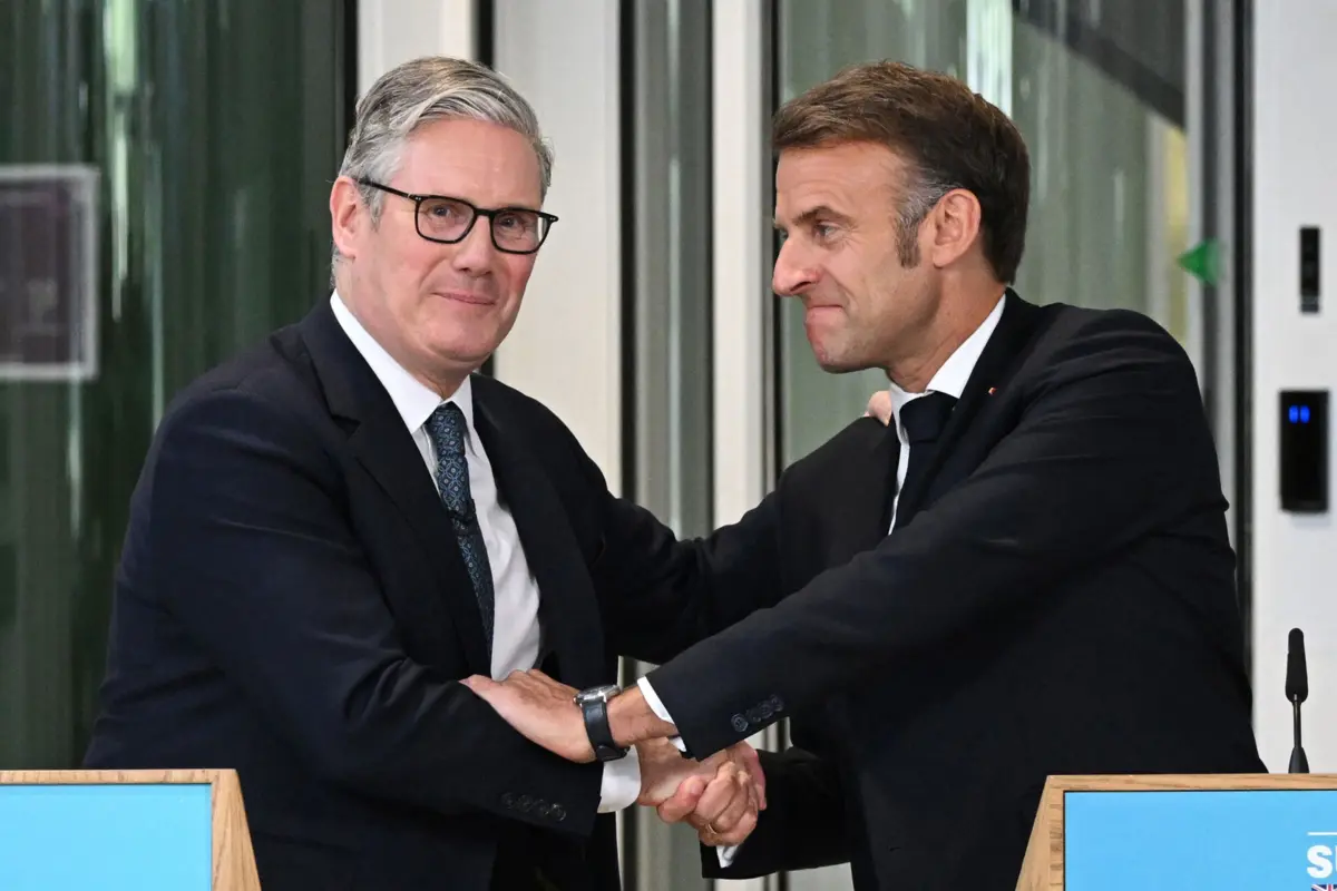O primeiro-ministro britânico, Keir Starmer, (esquerda) e o presidente francês, Emmanuel Macron (direita)
