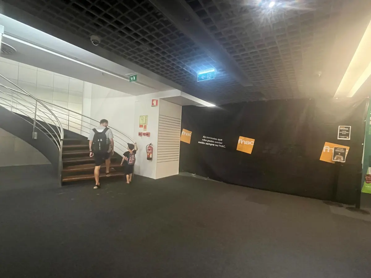 Fnac já tem vários espaços da loja vedados