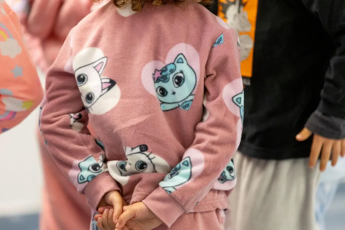 A direção da escola chamou as autoridades ao verificar queimaduras na cara e no peito da criança