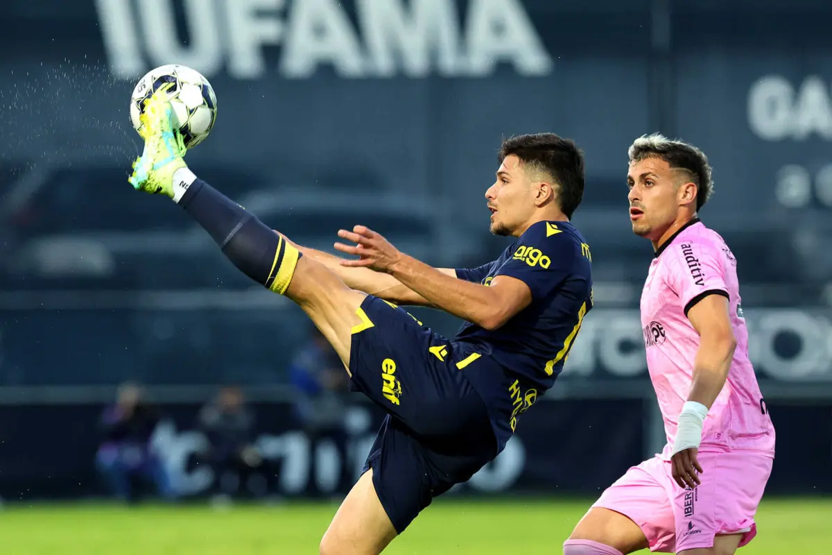 Francisco Moura (à esquerda) rende um milhão de euros ao Braga