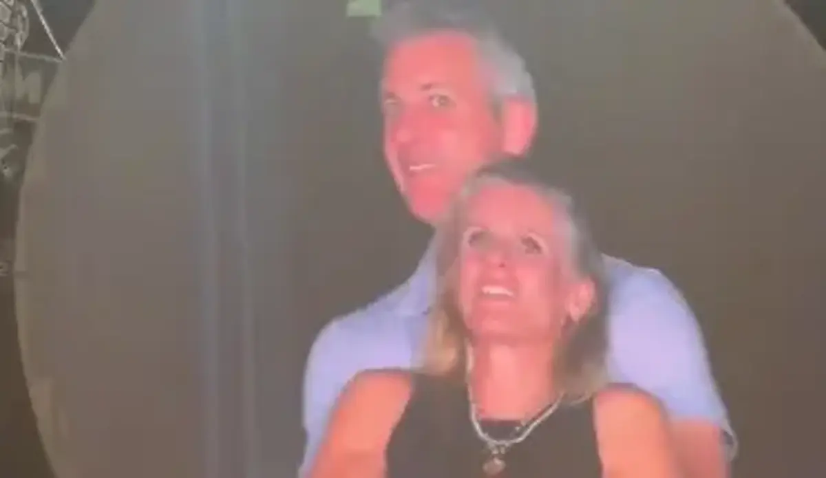 A kiss-cam focou Kristin Cabot em atitude cúmplice com Andy Byron