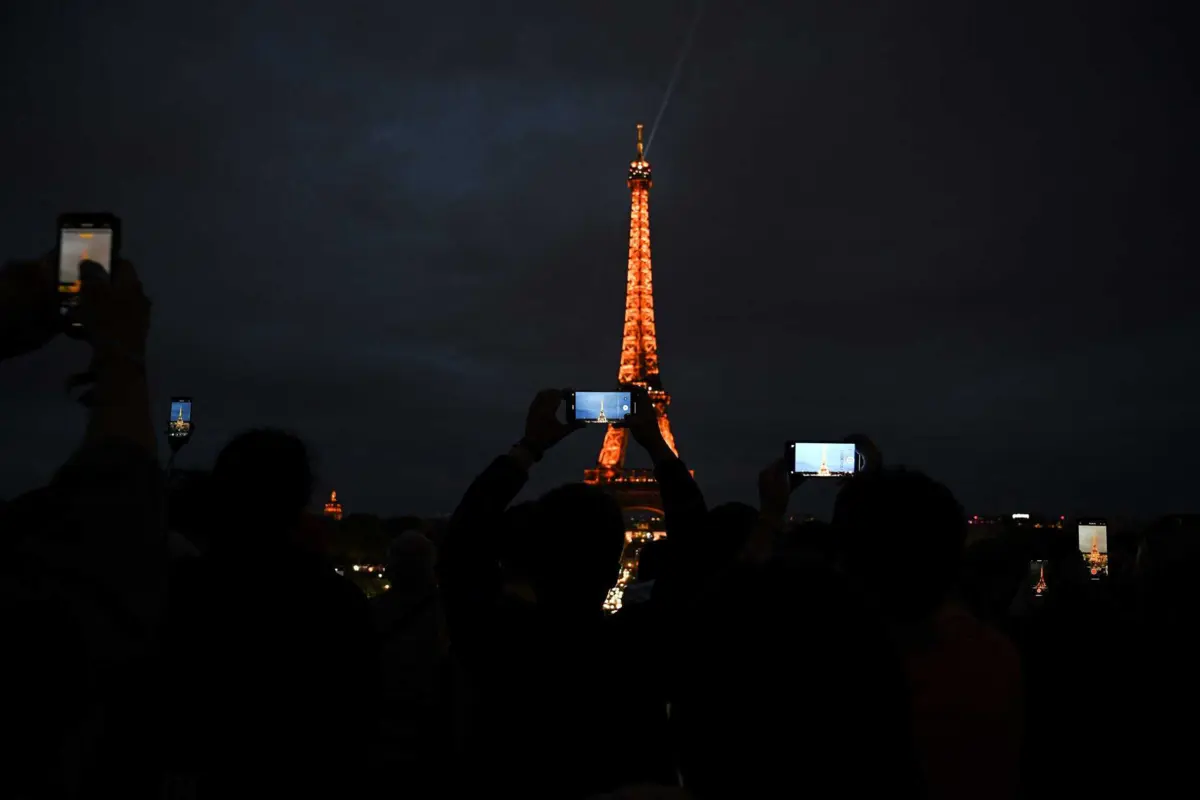 Imagem de contexto do artigo Dois turistas alcoolizados encontrados a dormir dentro da Torre Eiffel