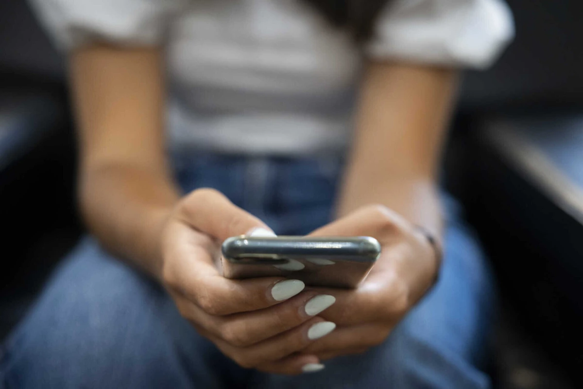 Ideologias misóginas e discriminatórias proliferam nas redes sociais