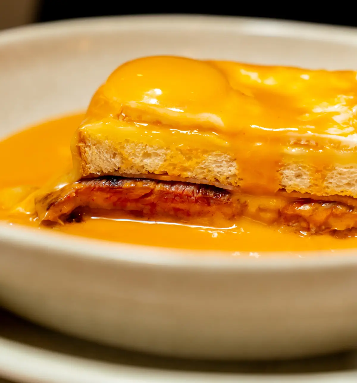 Há várias versões de francesinha no restaurante.
