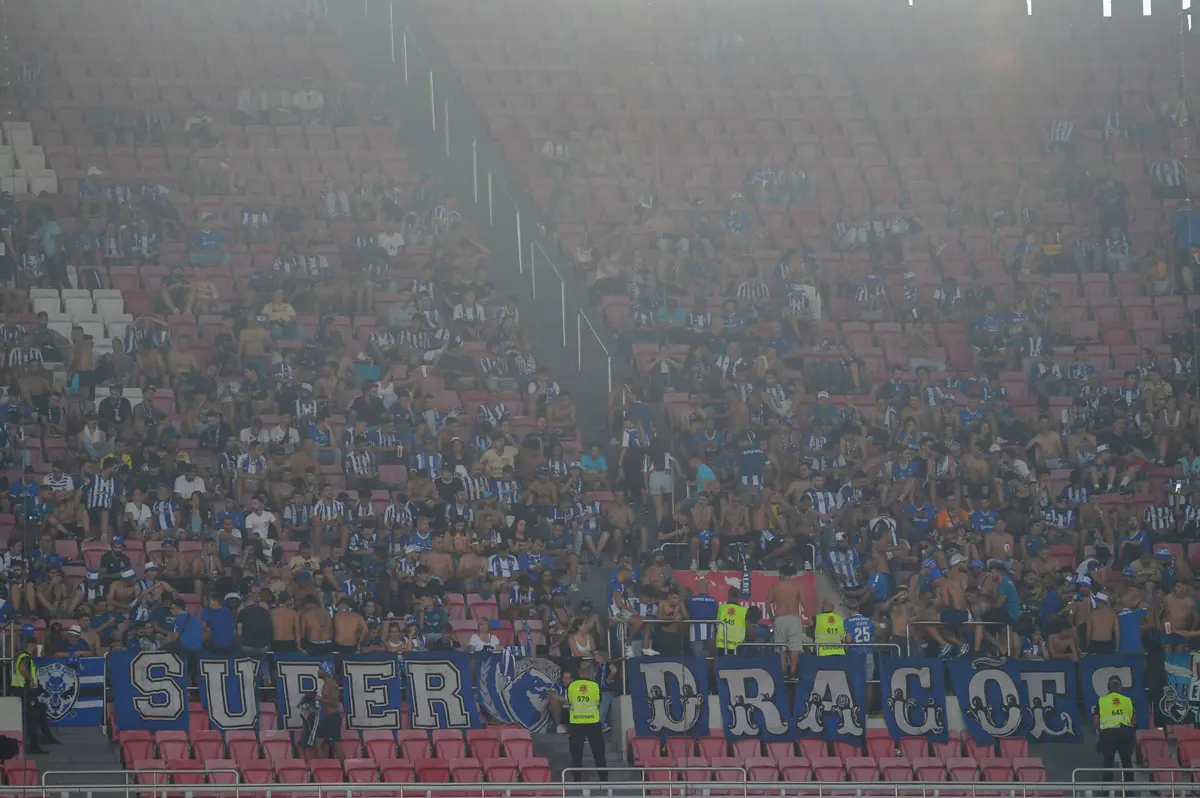 Adeptos do F.C. Porto, no jogo da Luz