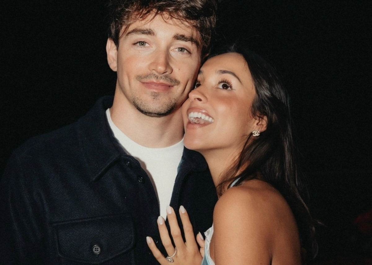 Charles Leclerc e Alexandra Saint Mleux anunciaram o noivado nas redes sociais, num cenário romântico com pétalas de rosas e a participação especial do cão do casal, Leo