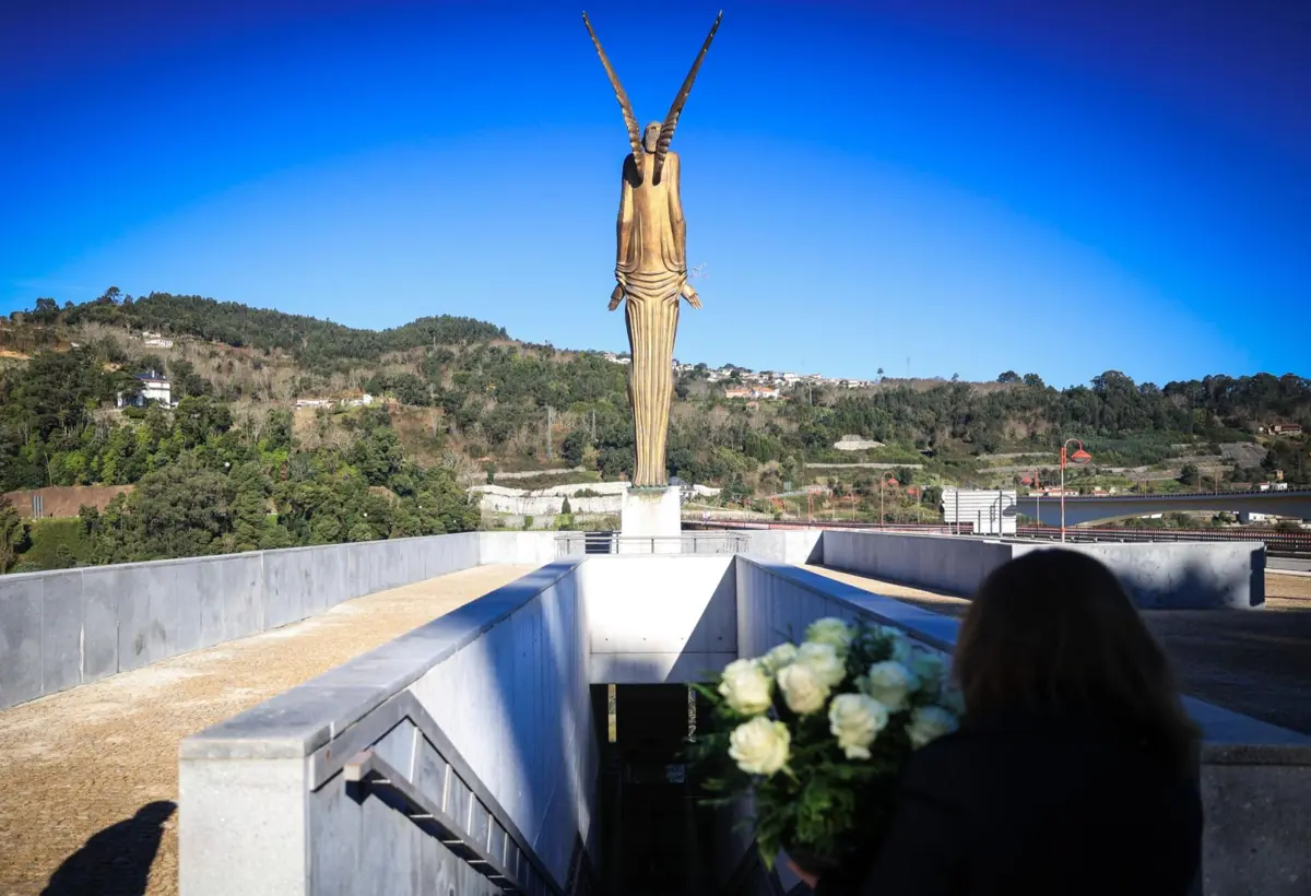 Imagem de contexto do artigo Famílias de vítimas da tragédia de Entre-os-Rios ainda rezam o terço junto ao Anjo de Portugal