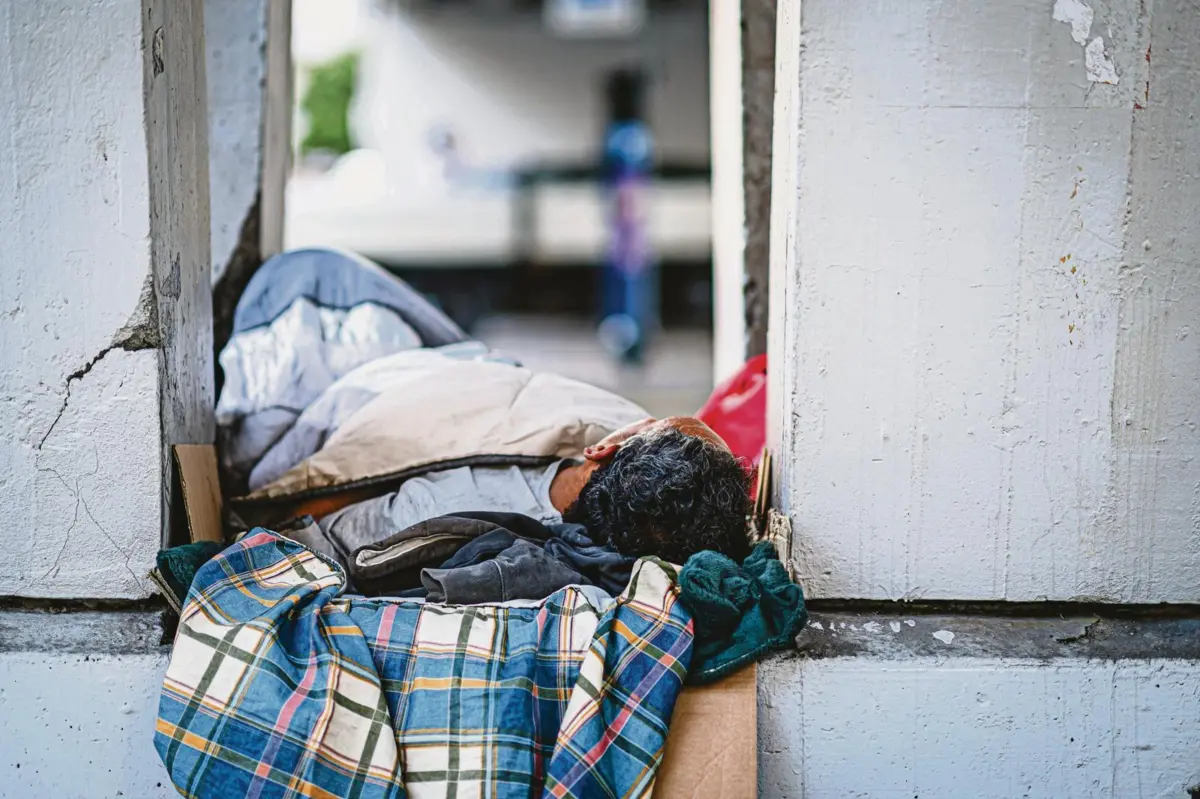 O desemprego, o trabalho precário e a dependência de álcool e drogas são as principais causas para a situação de sem-abrigo