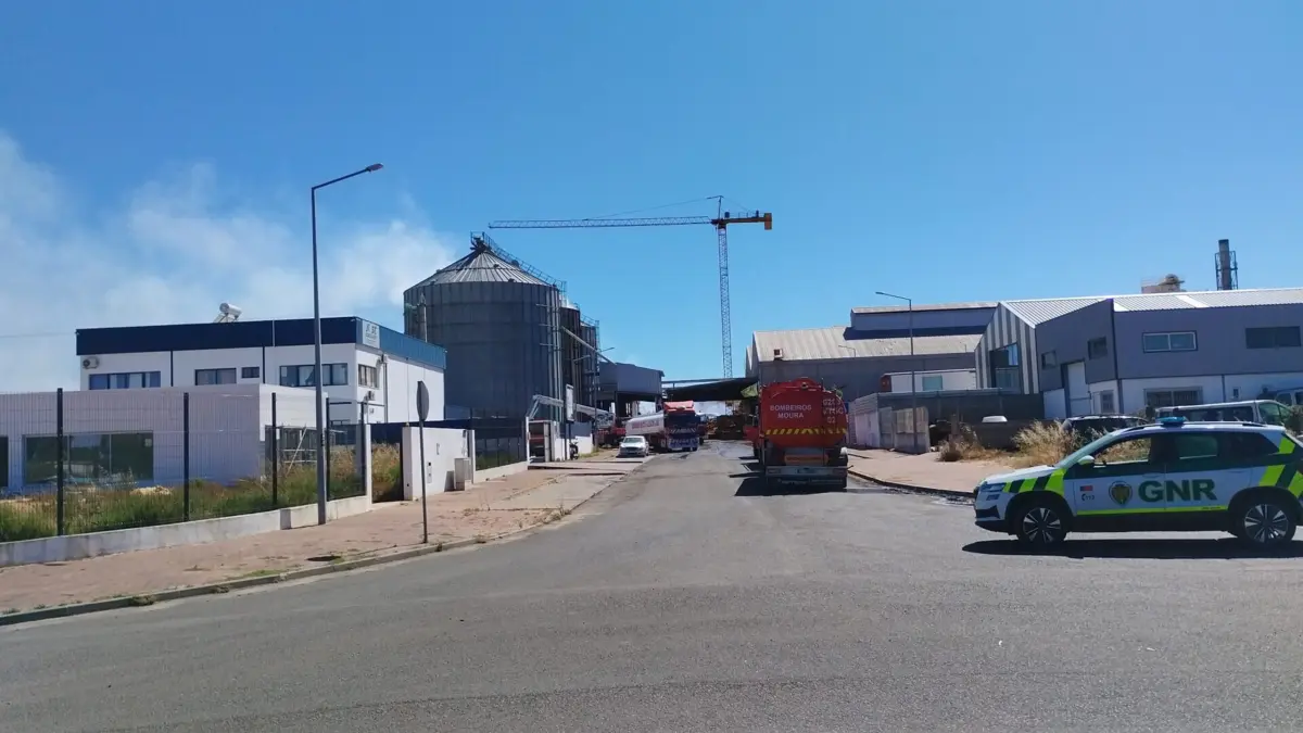 O fogo está agora "circunscrito à área da fábrica"