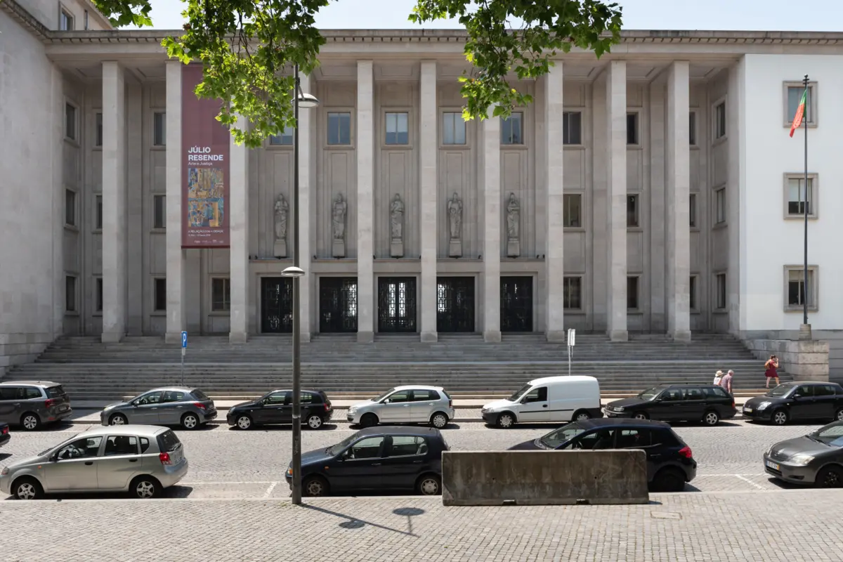 Tribunal decidiu que menor fica em regime de internamento em centro educativo durante oito meses