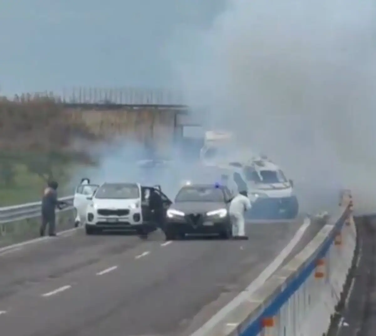 Os atacantes ainda chegaram a trocar tiros com agentes da Carabinieri