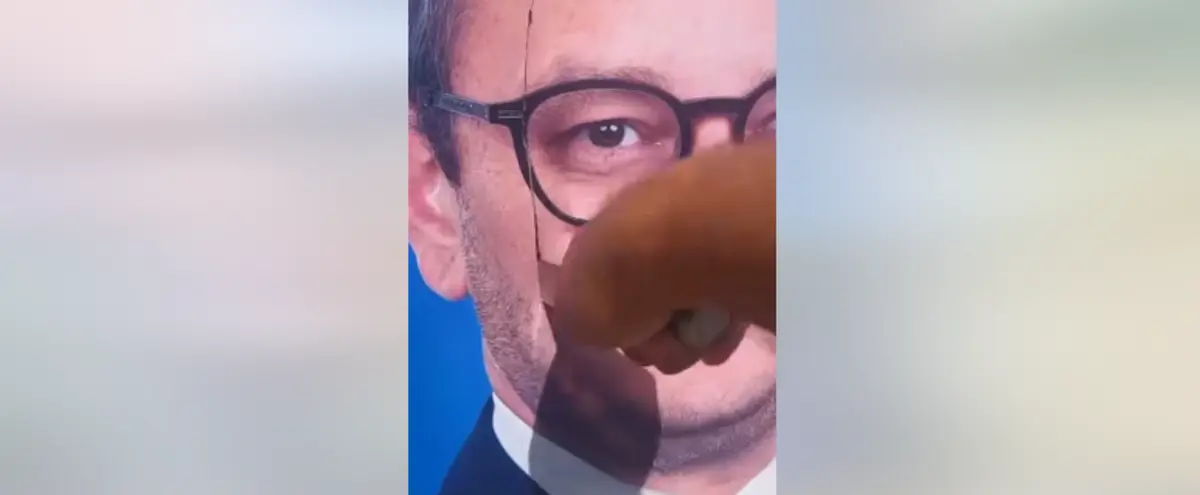 Vídeo mostra cartaz a ser cortado com uma faca