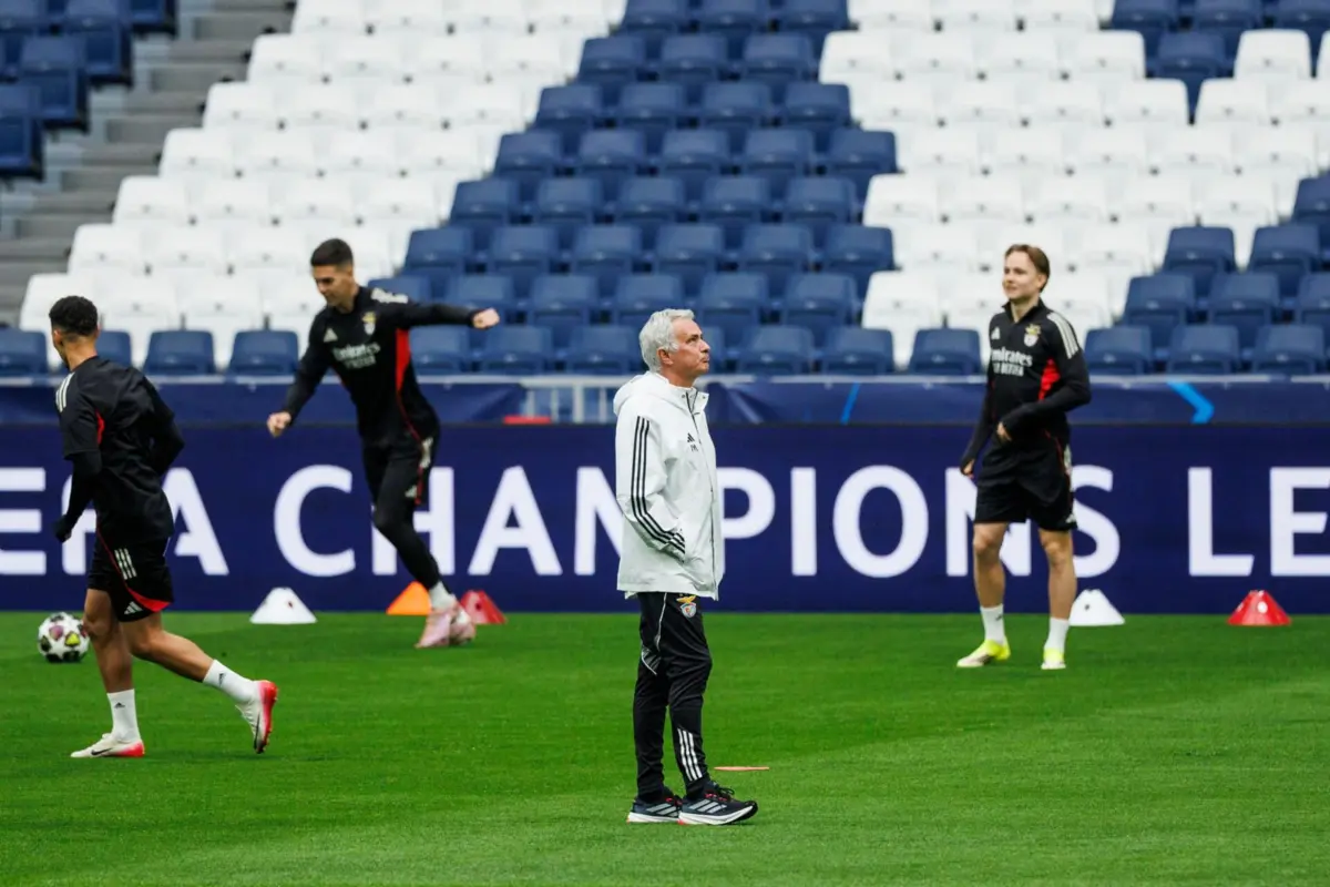 José Mourinho orientou o treino no Santiago Bernabéu, mas está castigado e não vai estar no banco