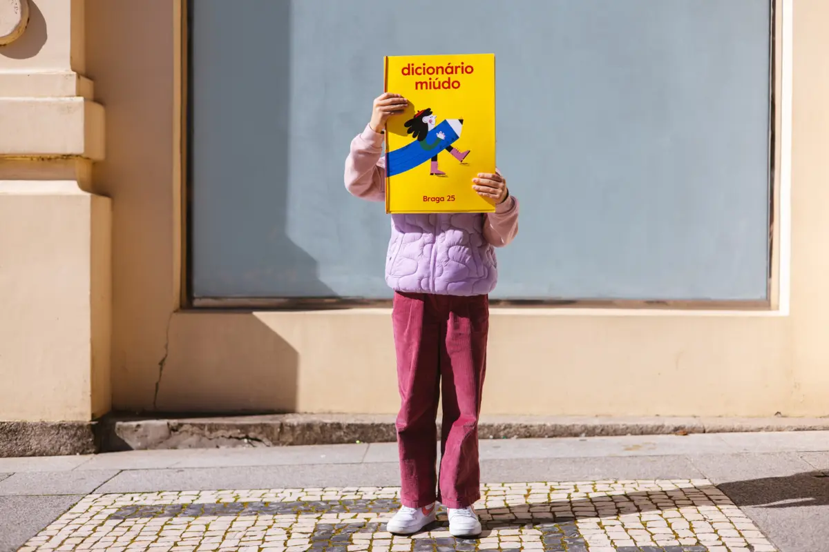 "Dicionário miúdo" foi lançado na quarta-feira e já está à venda