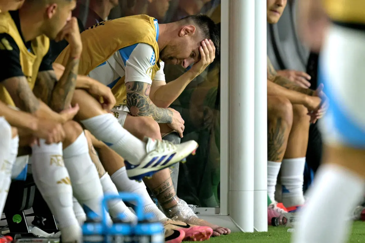 Imagem de contexto do artigo Messi sai lesionado na final da Copa América e chora no banco de suplentes