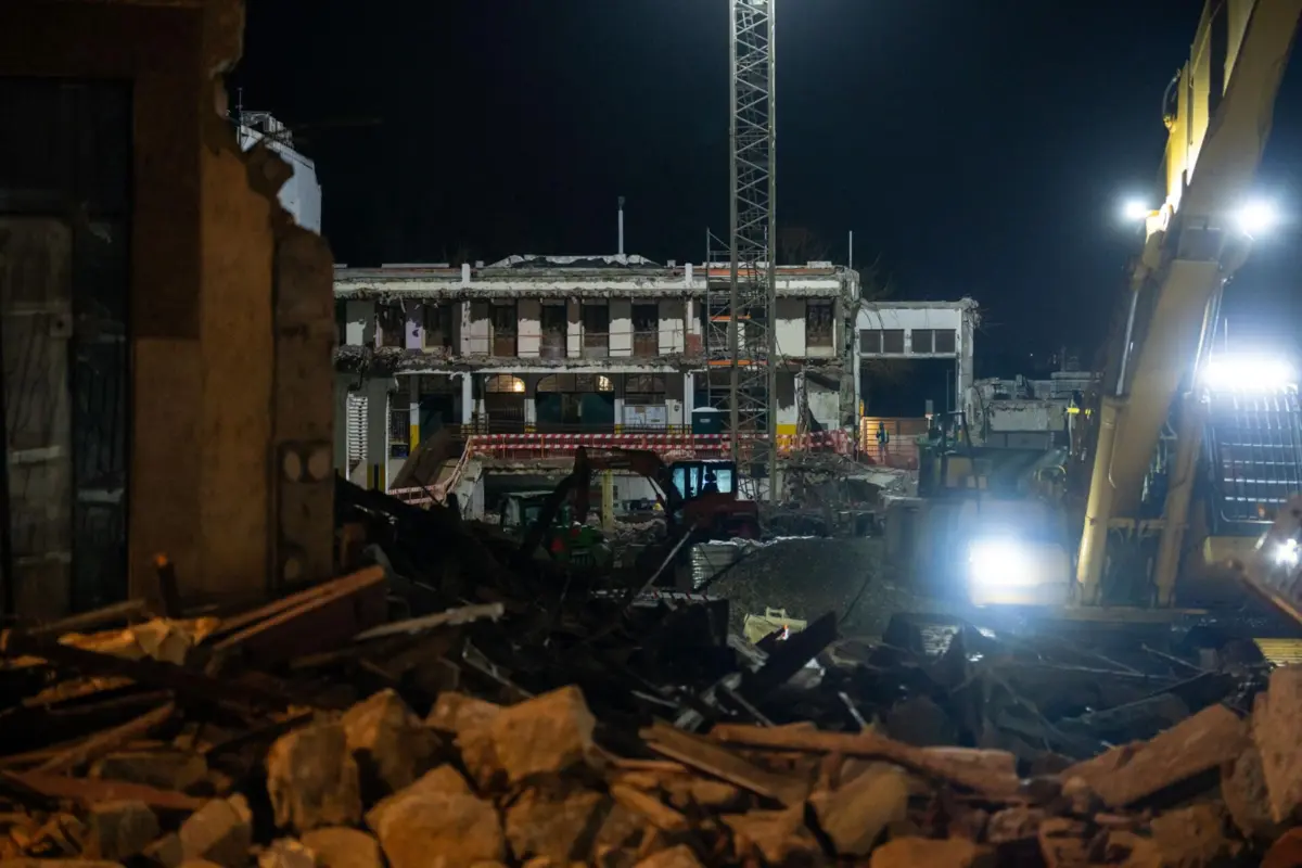 Fachada ruiu durante demolição de uma antiga fábrica