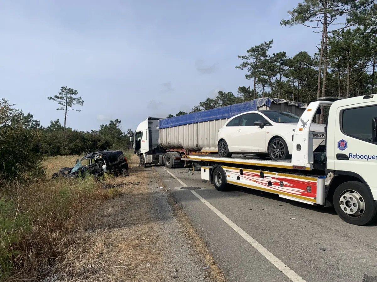 Da colisão resultaram também ferimentos na condutora, e única ocupante, de um dos dois carros atingidos pelo camião