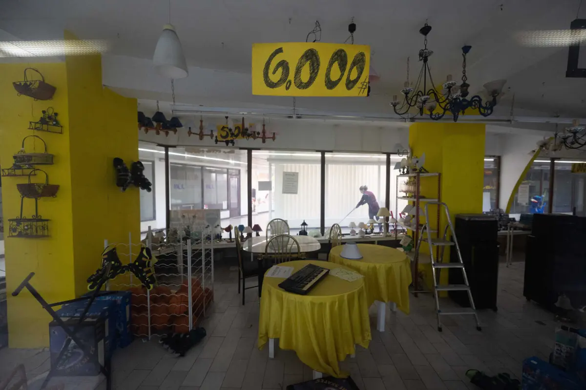 O preço anunciado em escudos denuncia as lojas abandonadas há décadas