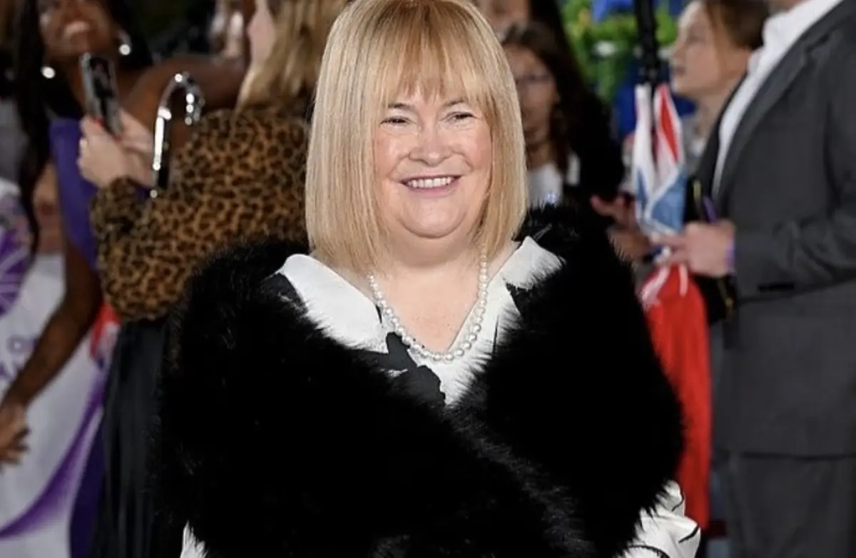 Susan Boyle na passadeira vermelha do Pride of Britain Awards, em Londres, exibindo o novo visual loiro com franja que surpreendeu fãs e fotógrafos