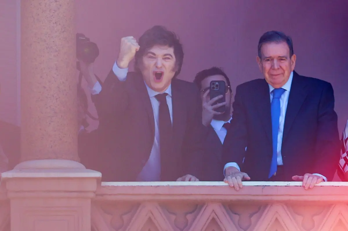 Líder argentino, Javier Milei, com González na Casa Rosada, em Buenos Aires