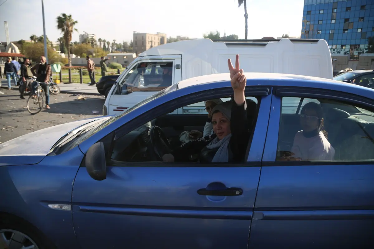 Damasco celebra queda de Assad